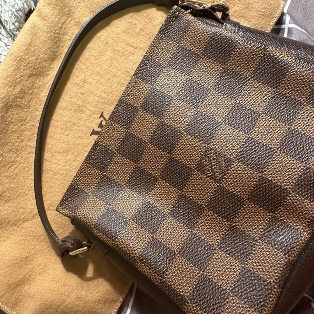 💯% Authenticated Louis Vuitton Damier       Trousse Pochette ✨
